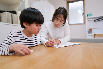 小学生の息子に勉強を教える母親