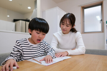 小学生の息子に勉強を教える母親