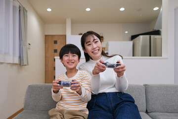 家でテレビゲームを楽しむ親子