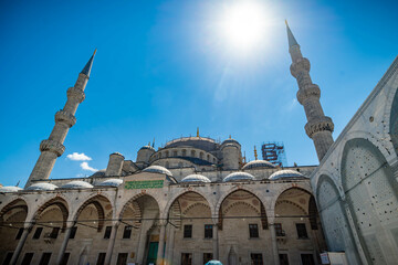 Fototapeta na wymiar Paisaje típico de la ciudad con antiguas mezquitas en la ciudad árabe arquitectura islámica en estructura urbana religión islámica tradición cultural en la ciudad turca
