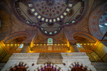 Obraz premium Paisaje típico de la ciudad con antiguas mezquitas en la ciudad árabe arquitectura islámica en estructura urbana religión islámica tradición cultural en la ciudad turca