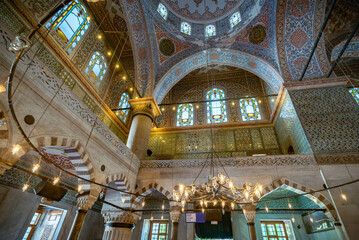 Paisaje t&iacute;pico de la ciudad con antiguas mezquitas en la ciudad &aacute;rabe arquitectura isl&aacute;mica en estructura urbana religi&oacute;n isl&aacute;mica tradici&oacute;n cultural en la ciudad turca