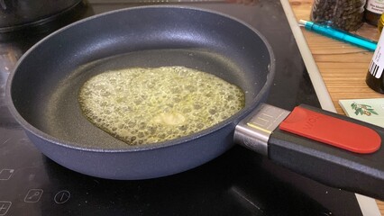 pfanne, kochen, küche, fett, öl, spritzend, heißß, fettig, gefahr, heiß, verbrennnen, ungesund, omega, fettsäuren