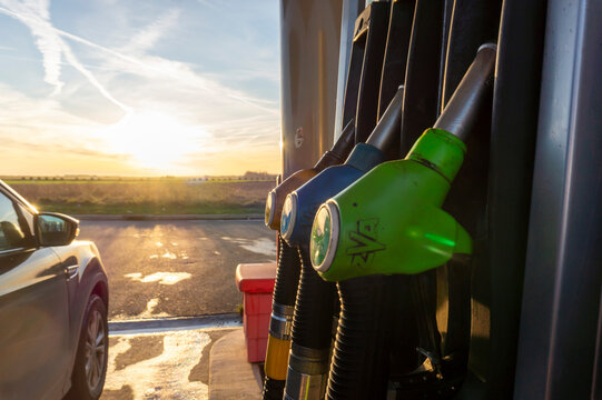 pompes &agrave; essence pour livraison de carburant sous un couch&eacute; de soleil