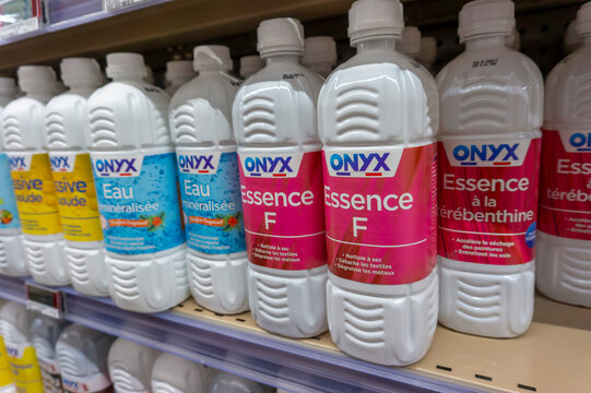 bouteilles d'essence F, eua déminéralisée et lessive de soude de la marque Onyx
