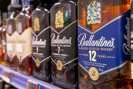 bouteilles de whisky en rayon de grande surface de la marque Ballantines