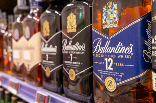 rayon alcool d'une grande surface avec bouteilles de whisky de la marque Ballantines