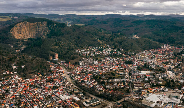 Drohnenfoto von der Stadt Weinheim und der Wachenburg in Baden-W&uuml;rttemberg im Winter 2023, Rhein-Neckar-Kreis
