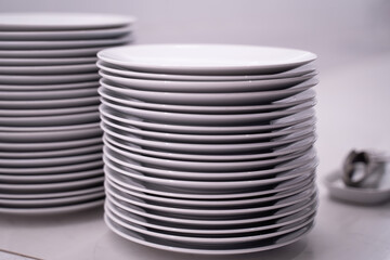 Many white dishes were placed on the table. In a coffee shop or restaurant