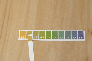 Papierek lakmusowy do testowania poziomu pH moczu  - obrazy, fototapety, plakaty
