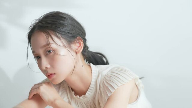 ナチュラルメイクの女性の美容イメージ