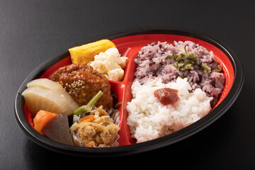 つくね照り焼きと黒米ともち麦ご飯弁当