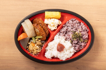 つくね照り焼きと黒米ともち麦ご飯弁当