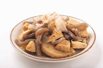 煮物、筍、竹の子、和食、土佐煮、こんにゃく、蒟蒻、コンニャク、鰹節、かつお節、和風出汁、出汁、かつおぶし、春の味覚、山菜、たけのこ、春の食材、春野菜、筍掘り、食べ物、食材、野菜、春、タケノコ、竹、料理、日本食、日本料理、国産、自然、和風、筍料理、旬、旬の野菜、旬の食材、おかず、家庭料理、一品料理、イメージ、素材、惣菜、皿、メニュー、白背景、白バック