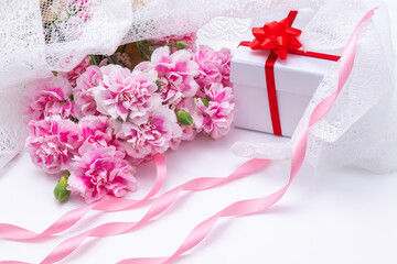 ピンクのカーネーションとプレゼント