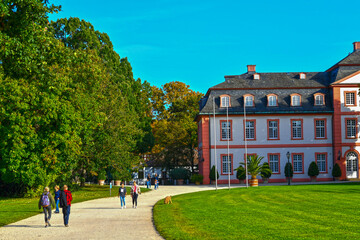 Obraz premium Schlosspark Biebrich am Schloss Biebrich in Wiesbaden (Hessen)