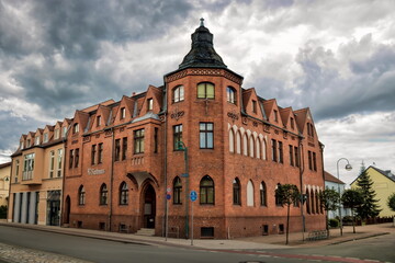 tangerhütte, deutschland - rathaus im backsteinstil in der altstadt