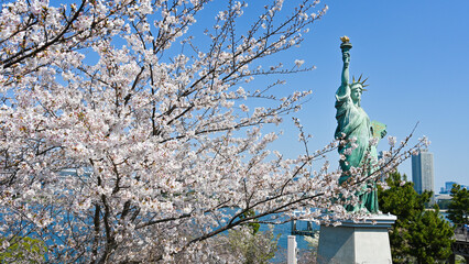 自由の女神像と満開の桜／東京