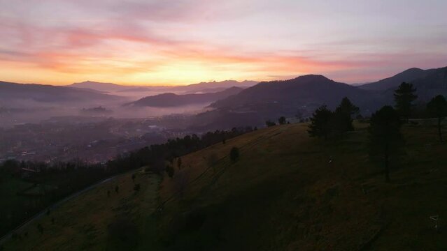 Amanecer de Bilbao desde el mirador del monte Arraiz