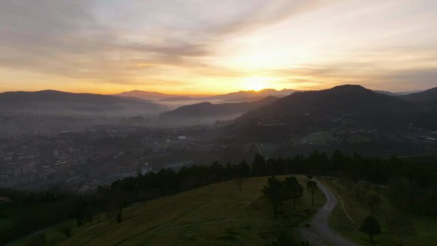 Amaneciendo en Bilbao con las monta&ntilde;as al fondo