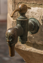 Robinet de fontaine publique en cuivre, décoré d'une tête d'animal, à Tarifa, Andalousie, Espagne
