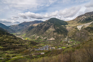 Vue sur Boí depuis Taüll dans le val de Boí, Catalogne, Pyrénées, Espagne