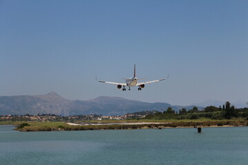 Lądujący samolot na Korfu 