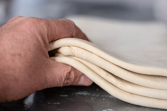 Main &agrave; la p&acirc;te