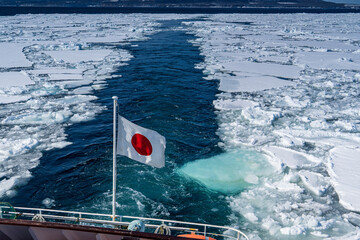 網走の流氷を渡る船 © ANSHIN