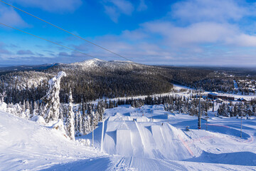 Landschaft mit Schnee und Bäumen im Winter in Ruka, Finnland