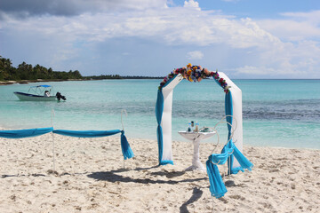 Fototapeta na wymiar Wedding arch on the shores of the Caribbean Sea
