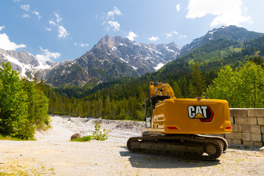 Bagger an einem Flusslauf in den Alpen, Urslau Hinterthal, &Ouml;sterreich