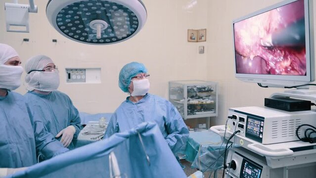 Video endoscopic surgery. A surgeon performs an operation to remove the gallbladder in the clinic.
