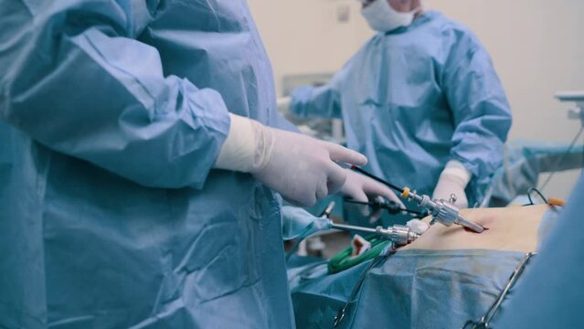 Video endoscopic surgery. The surgeon inserts an endoscope into the patient's abdominal cavity. Removal of the gallbladder in the clinic.