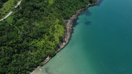 Vista aérea praia paradisíaca em Ubatuba Brasil - obrazy, fototapety, plakaty