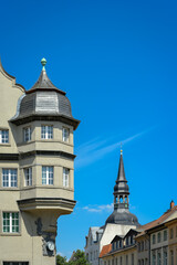 Blick vom Erker eines denkmalgeschützten Eckhauses am Nauener Rathausplatz zum Turm der gotischen...