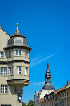 Blick vom Erker eines denkmalgesch&uuml;tzten Eckhauses am Nauener Rathausplatz zum Turm der gotischen Stadtkirche "St. Jacobi"