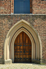 Gotisches Portal an der denkmalgeschützten Stadtkirche St. Jacobi in Nauen