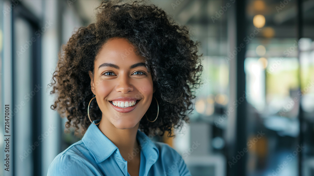 Poster Young woman smiles with confidence in the office.