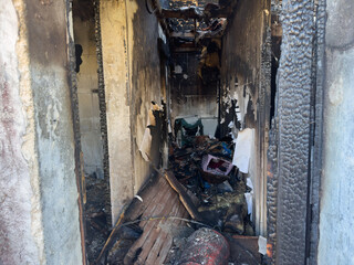 Couloir d'une maison détruite par le feu - 721480790