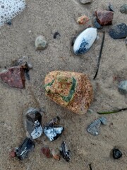 Stein mit gr&uuml;nem Einschluss