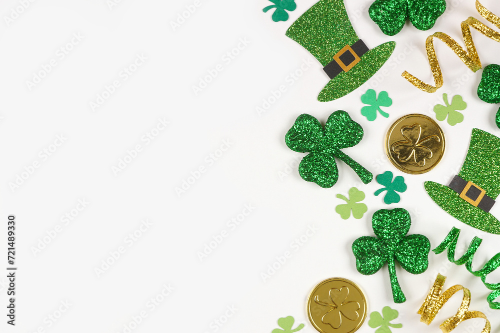 Poster st patricks day side border of green shamrocks, leprechaun hats, gold coins and ribbon. above view o