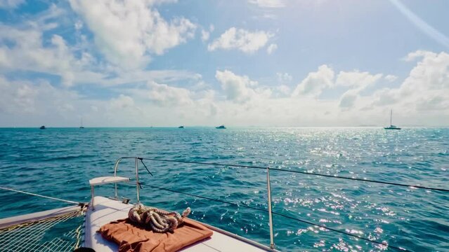 Catamar&aacute;n sobre el mar caribe y cielo semi nublado navegando en el mar y las playas de isla mujeres
