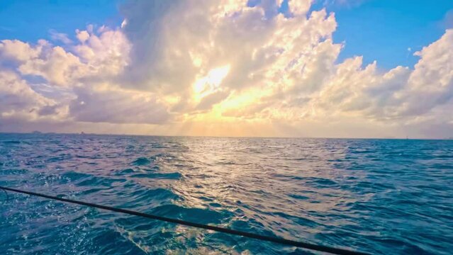 Navegando el mar caribe mexicano en un yate al atardecer con cielo semi nublado
