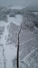 Strasse durch verschneite Winterlandschaft Luftbild - 721501389