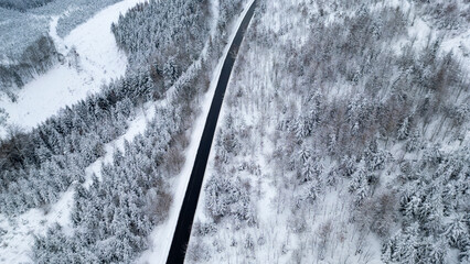 Landstrasse durch Winterwald Luftbild