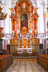 Fototapeta na wymiar Hochaltar der Frauenkirche (Zu Unserer Lieben Frau) in Günzburg, Schwaben (Bayern) 