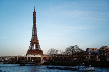 Fototapeta na wymiar Paris, Tour Eiffel, Seine, Peniche, Pont Bir Hakeim, Metro