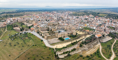 Aerial view of the Spanish town of Oropesa in Toledo, with its famous Parador in the foreground. - 721536916
