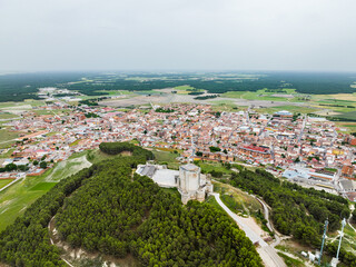 Aerial view of the Spanish town of Íscar in Valladolid, with its famous castle in the foreground. - 721536936